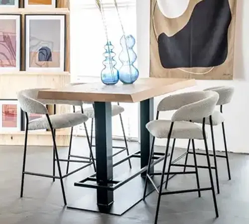 Moderne bartafel met barkrukken in kantoorruimte, ideaal als vergadertafel of kantinetafel