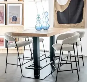 Massief eiken bartafel met robuuste uitstraling