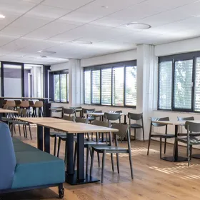 Praktische kantine inrichting met stapelstoelen en klaptafels