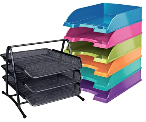 brievenbak voor organisatie op het bureau of kast