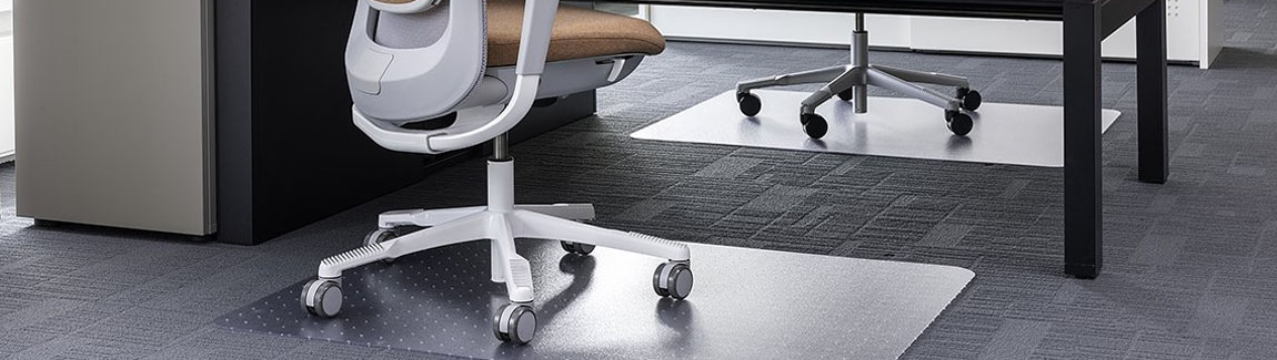 Bureastoelmat onder bureau