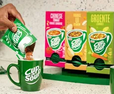 Cup a Soup in verschillende smaken zoals tomaat, kip en groente als hartige tussendoor op kantoor of thuis