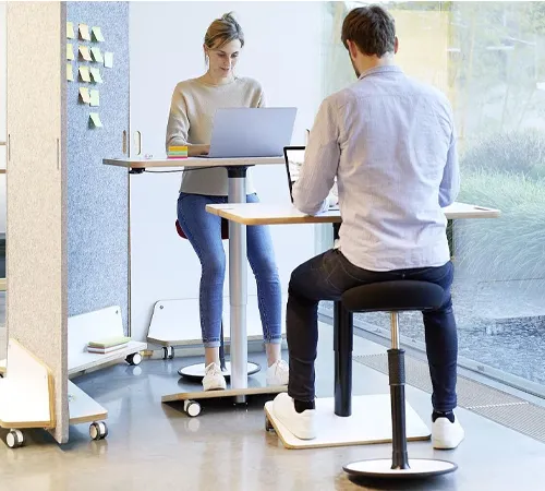 Mobiele werkplek met ergonomische kruk en tafel op wielen van Ongo voor flexibel werken