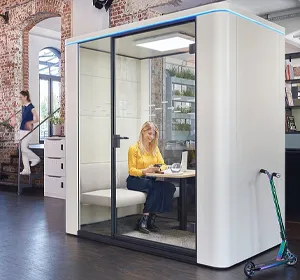 Akoestische vergadercabine voor rustig vergaderen in een open kantoorruimte