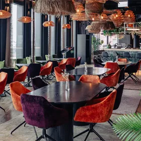 Gezellige kantine inrichting met banken en warme stoffen