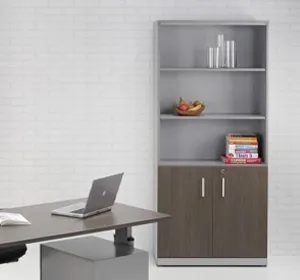 half open houten kantoorkast met vakken en draaideuren