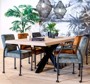 Kantinetafel met houten blad en comfortabele stoelen voor een gezellige kantine