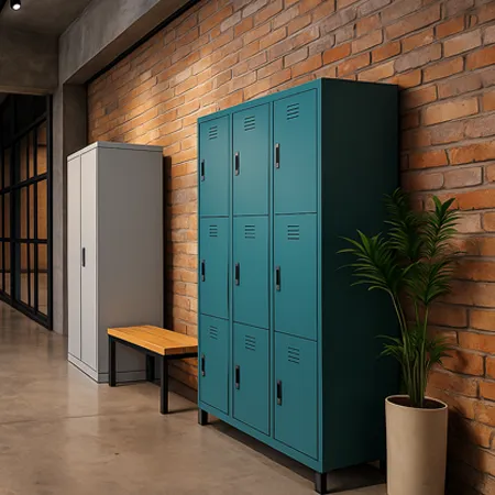 Metalen draaideurkast in industriële bedrijfsentree