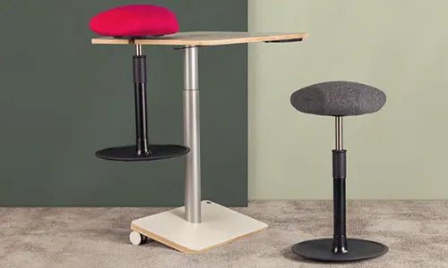 Ergonomische krukken en tafels van Ongo in een flexibele werkomgeving