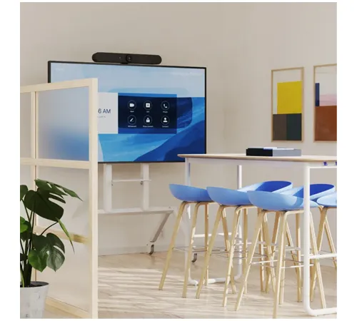 Vergaderruimte met display screen en camera voor videoconferentie, hoge tafel met barkrukken en moderne inrichting