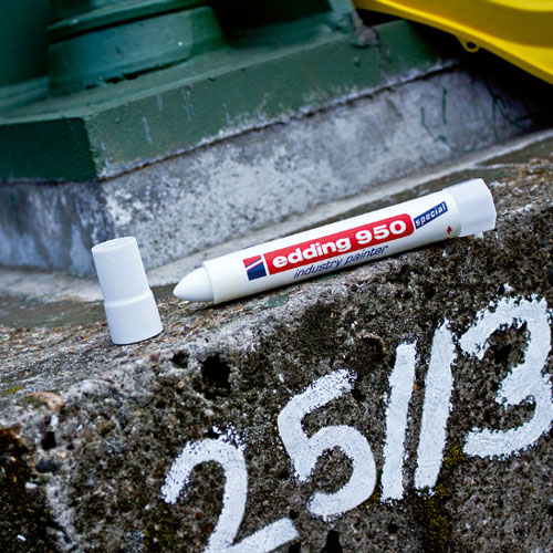 Paint marker voor donkere en ruwe oppervlakken