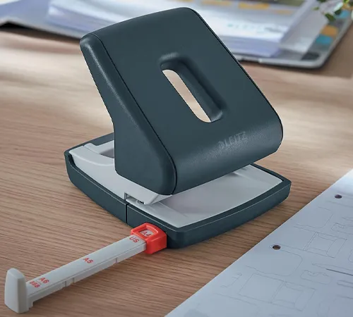 Perforator voor het maken van gaatjes in papier op kantoor of thuis