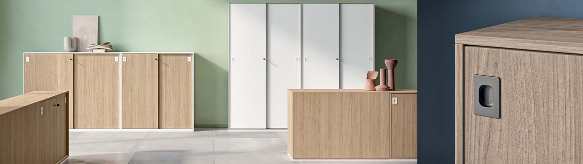 Schuifdeurkasten op kantoor voor het opbergen van documenten en kantoorartikelen