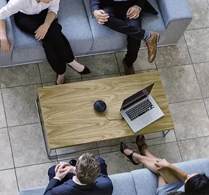 Speakerphone op tafel in vergaderruimte