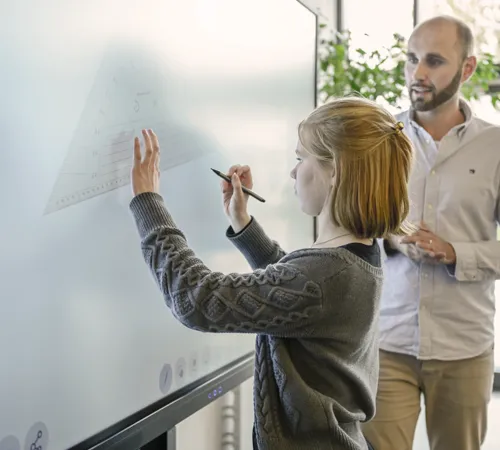 Interactief touchscreen display voor vergaderruimtes en presentaties, 4K-kwaliteit en nauwkeurige touchbediening