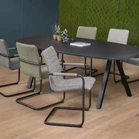 Je vergaderruimte inrichten met een vergadertafel en vergaderstoelen