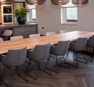 Comfortabele vergaderstoelen opgesteld rondom een tafel in kantooromgeving