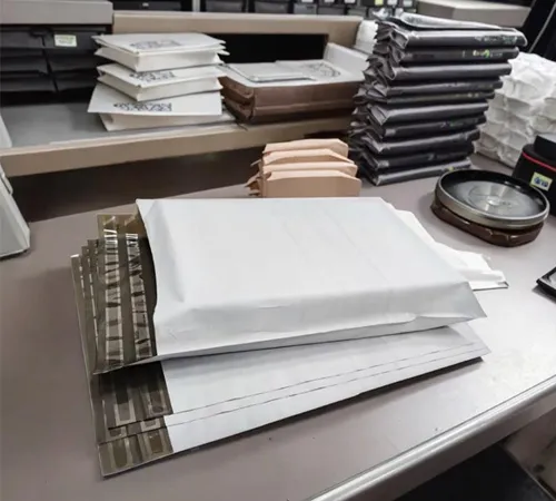 Verzendzakken wit met plakstrip