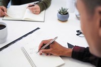 Sharpie S-gel roller, medium punt, zwarte inkt, blister van 2 stuks in metallic kleuren met 2 vullingen-1