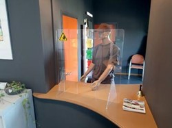 Baliescherm plexiglas met doorgeef opening 75 x 80 cm transparant