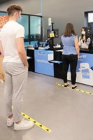 Tarifold vloersticker zonder tekst, ft 50 x 1000 mm, geel met zwarte pijlen-2