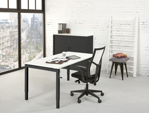 Verstelbaar-bureau-zwart-wit