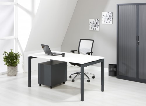 Wit bureau met antraciet poten.