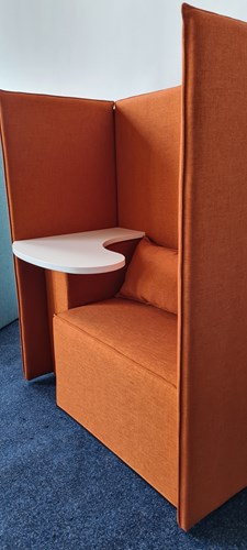 akoestische-werkplek-met-tafeltje-Luna