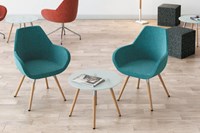 Bijzetstoel-met-houten-poten