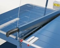 Papiersnijder Dahle 580 815 mm op snijtafel-2