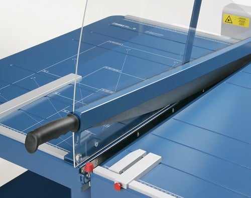 Papiersnijder Dahle 580 815 mm op snijtafel-2