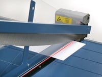 Papiersnijder Dahle 580 815 mm op snijtafel-3