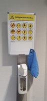 Desinfectiezuil-met-corona-waarschuwingsbord