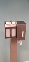 Alcohol dispenser op standaard RVS met dubbele dispenser en poetsrol-3