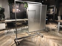 Verrijdbare plexiglas schermen op standaard-2