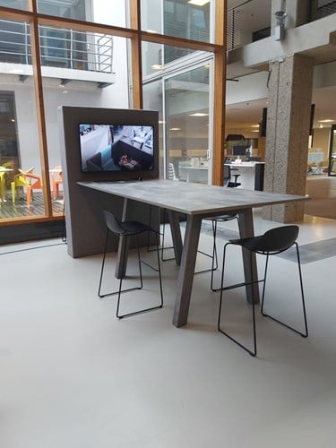 Vergadertafel met akoestisch paneel voor beeldscherm Markant Hybrid-3